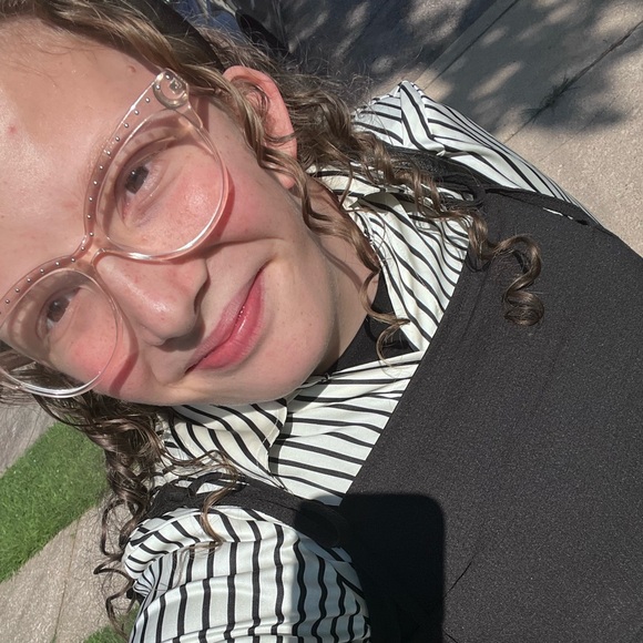 Meet your Posher, Abby - Picture 1 of 7